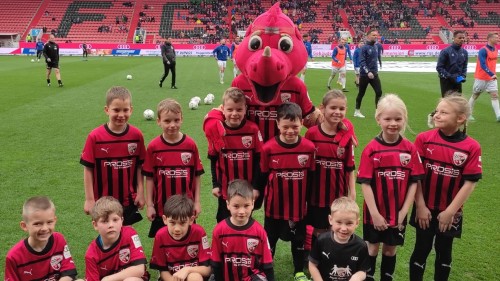 Einlaufkids beim FC Ingolstadt E und F Jugend.